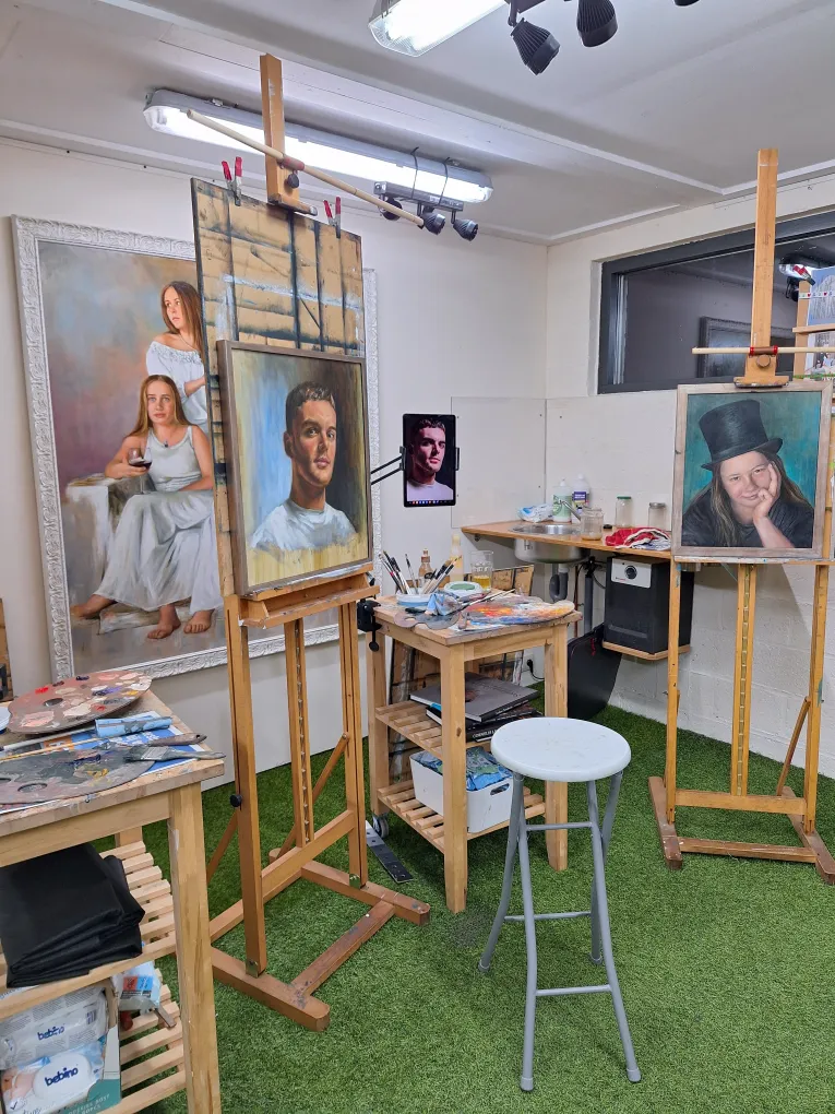 Het atelier van Ella Kuppens met portret schilderijen op ezels